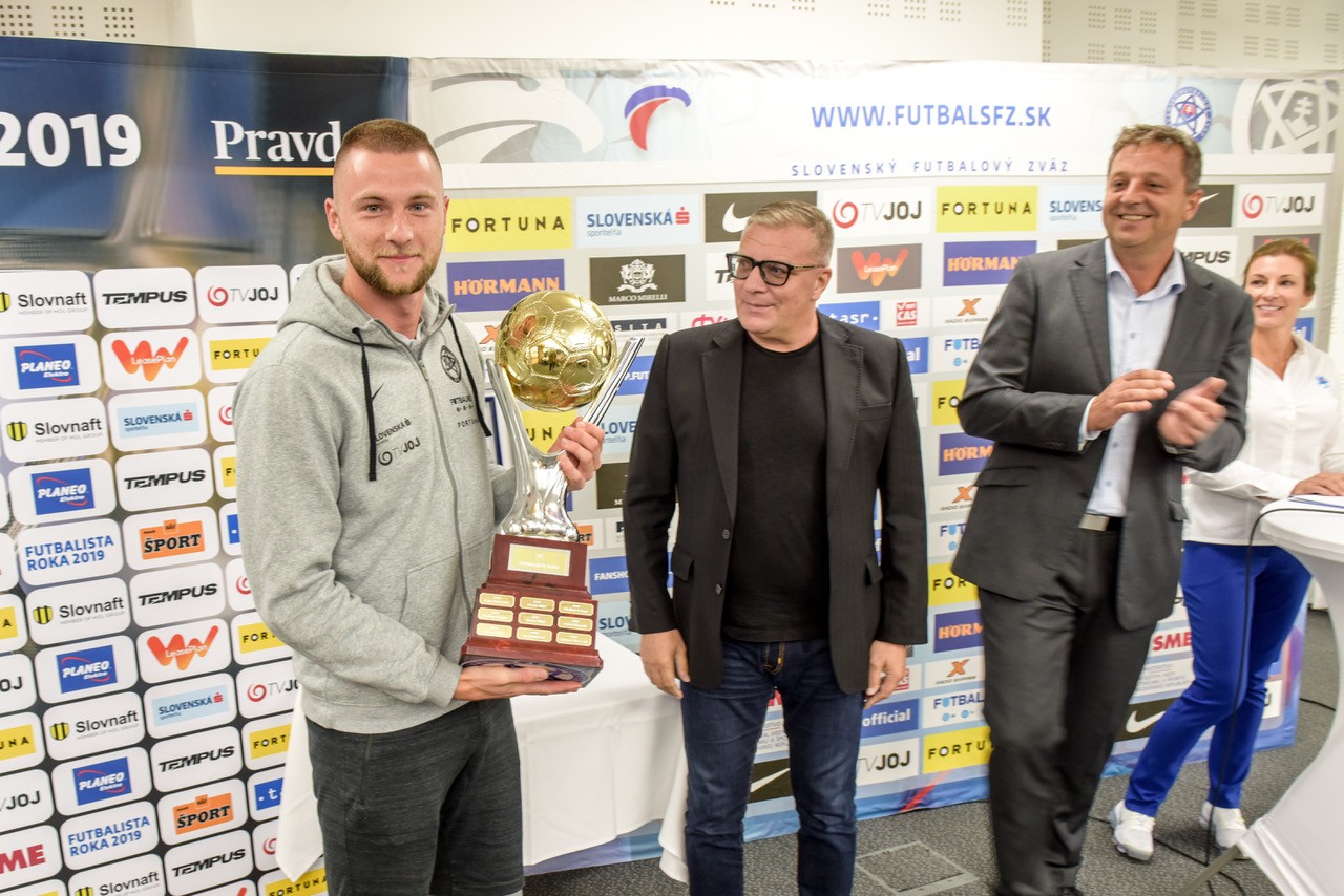 V Senci si v kruhu spoluhráčov prebral z rúk prezidenta SFZ Jána Kováčika a generálneho sekretára SFZ Petra Palenčíka trofej pre Futbalistu roka 2019.