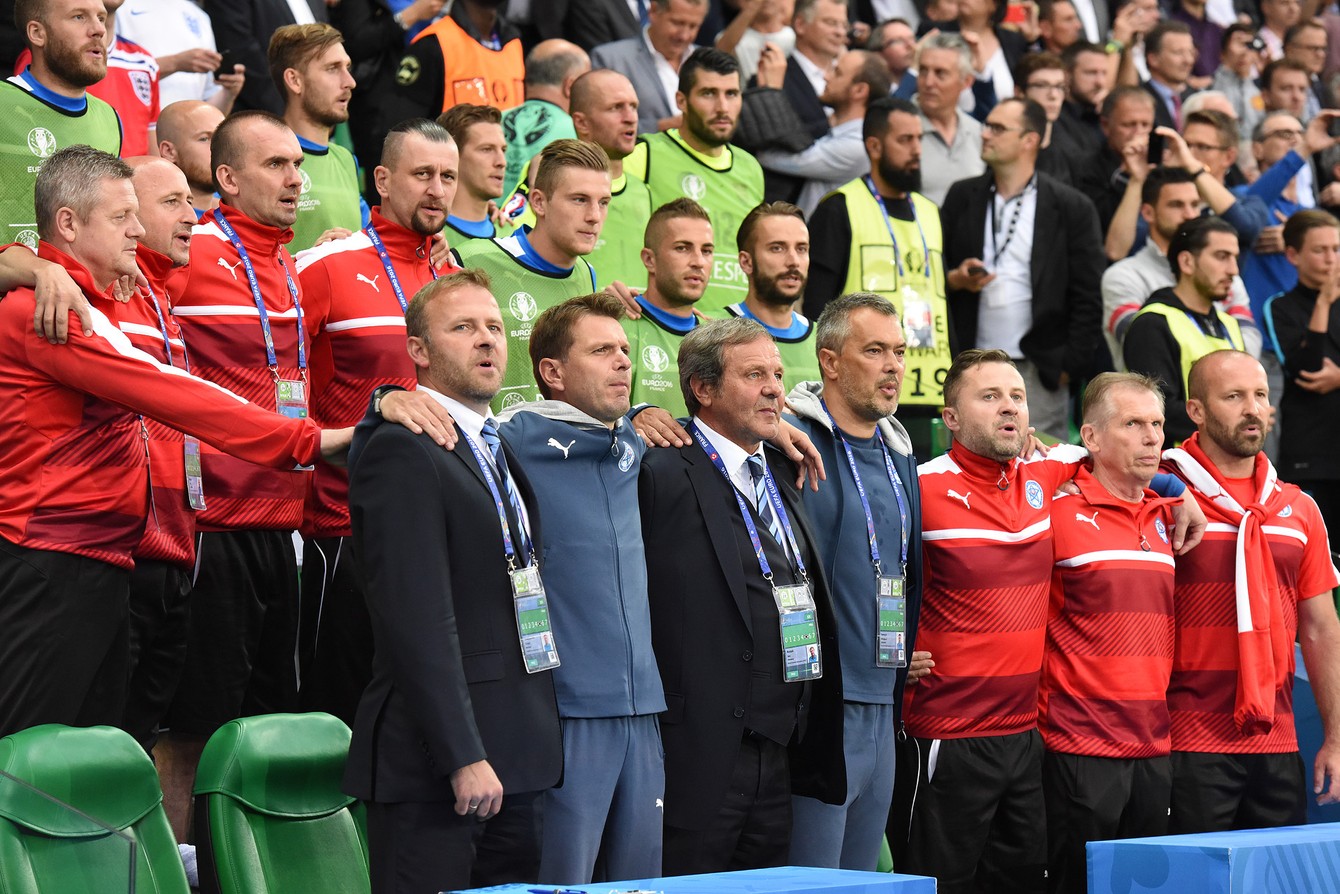 Štefan Tarkovič sa bude opierať o realizačný tím, ktorého sám bol súčasťou počas éry trénera Kozáka. Na snímke pred zápasom Anglicko - Slovensko na ME 2016 vo Francúzsku.