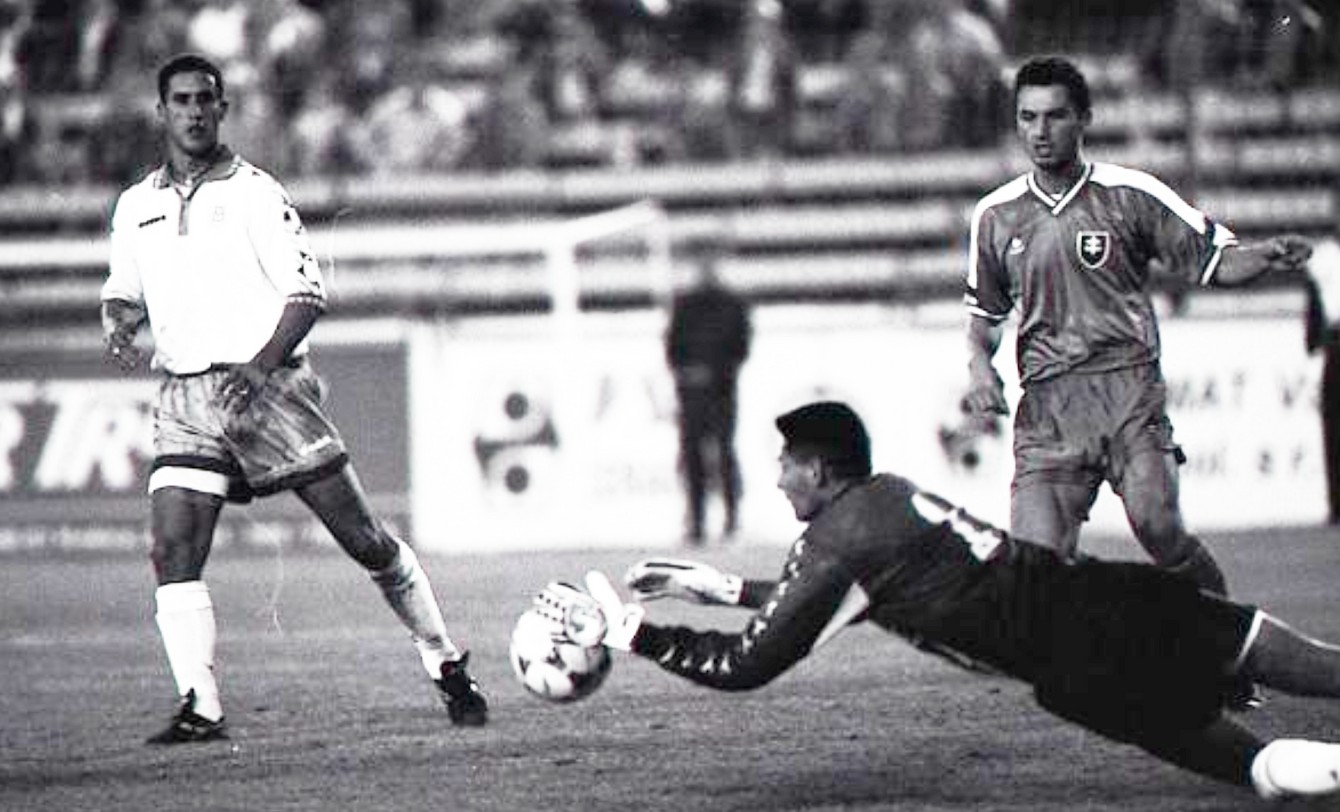 Brankár Rafi Cohen zachraňuje pred Petrom Dubovským (6.9.1995, Slovensko -Izrael 1:0 v Košiciach).
