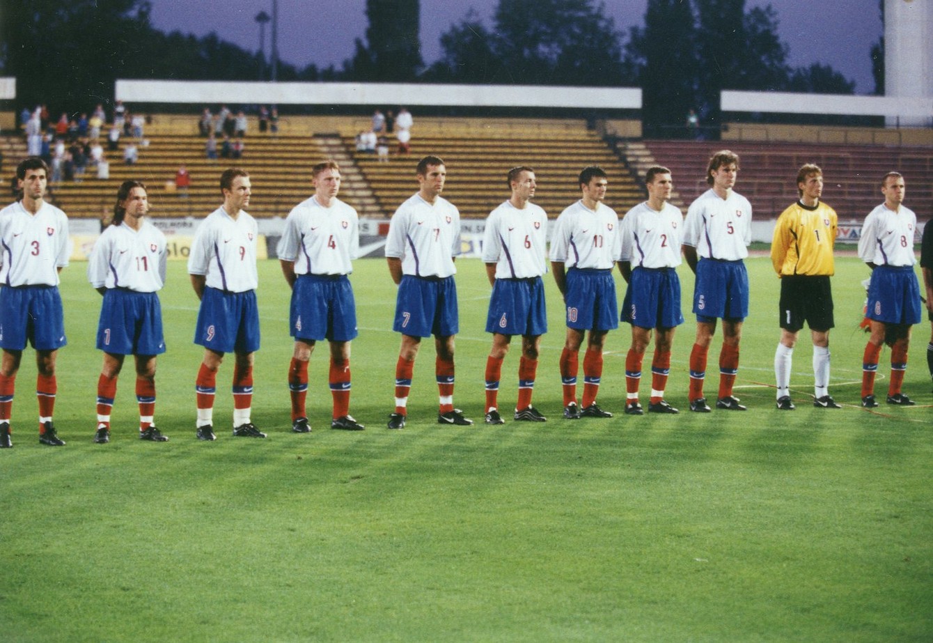 Slováci nastúpili proti Izraelu v auguste 1999 v tejto zostave: (zľava) P. Németh, J. Majoroš, Pinte, Kratochvíl, Valachovič, V. Labant, Fabuš, Hrabal, S. Varga, Susko a kapitán Tomaschek.