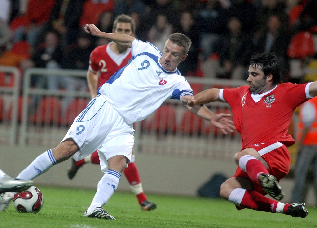 Marek Mintál v drese Slovenska v zápase proti Walesu v kvalifikácii ME 2008.