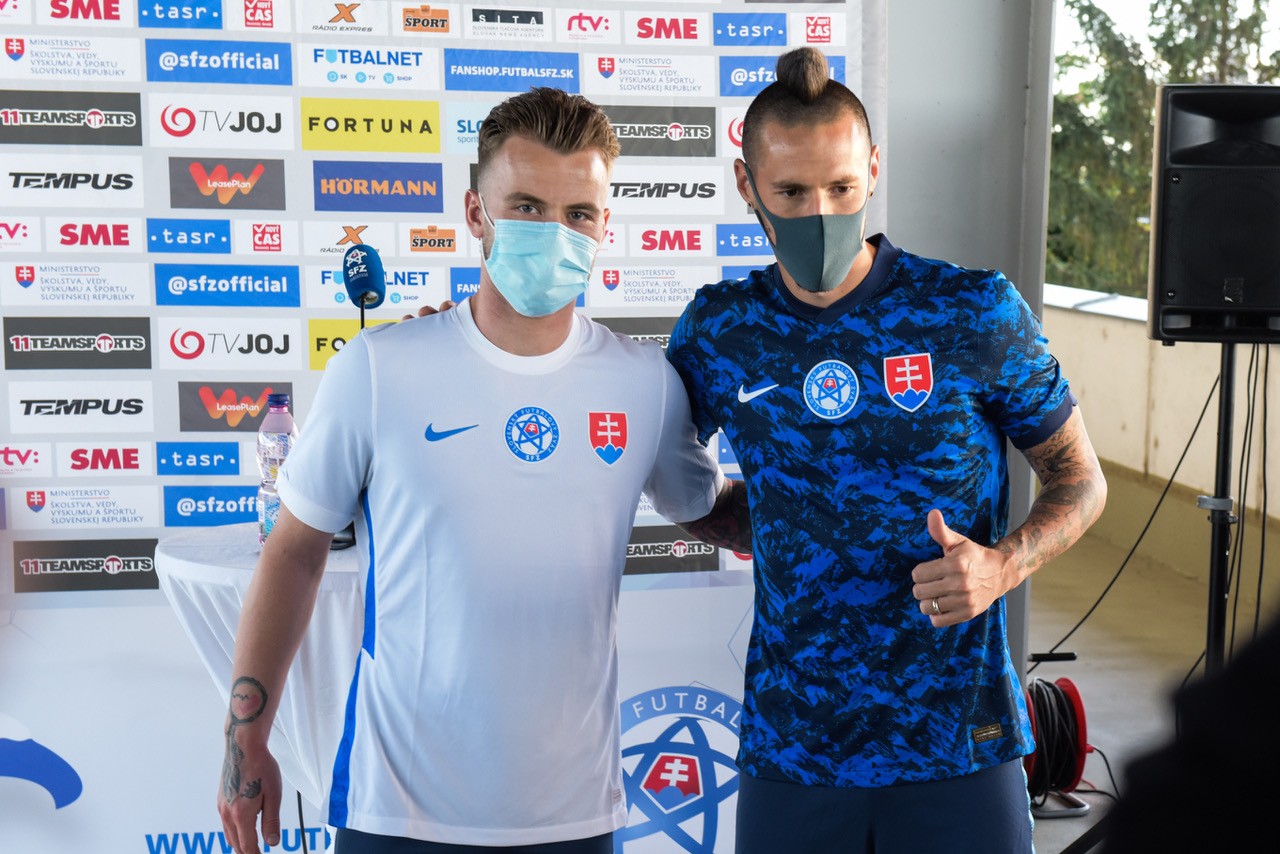 Modely v nových dresech, Albert Rusnák prezentoval biely na zápasy vonku, Marek Hamšík modrý na domáce stretnutia.