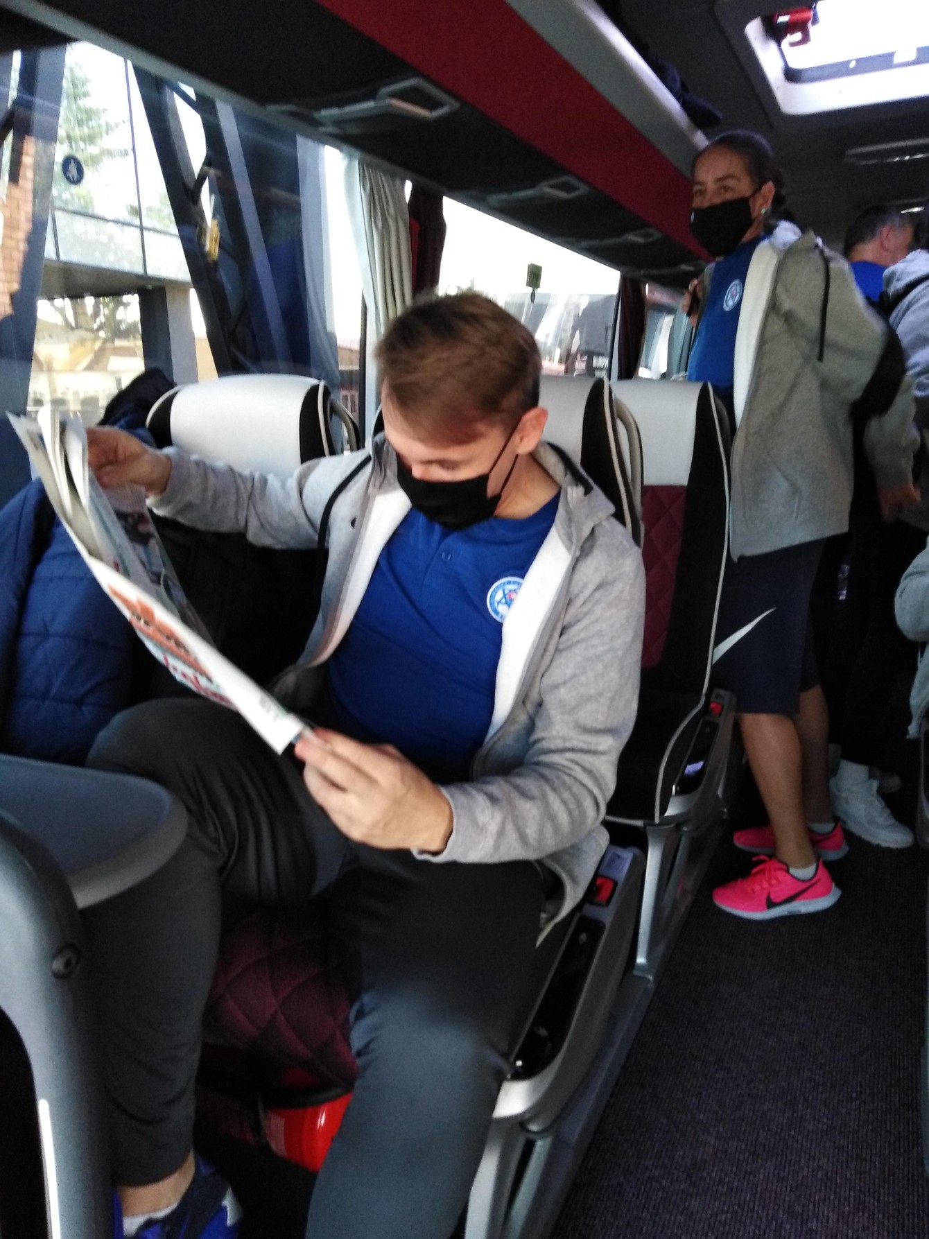 Tréner ženskej reprezentácie Peter Kopúň si časť cesty do Budapešti na kvalifikačný zápas krátil čítaním dennej tlače.
