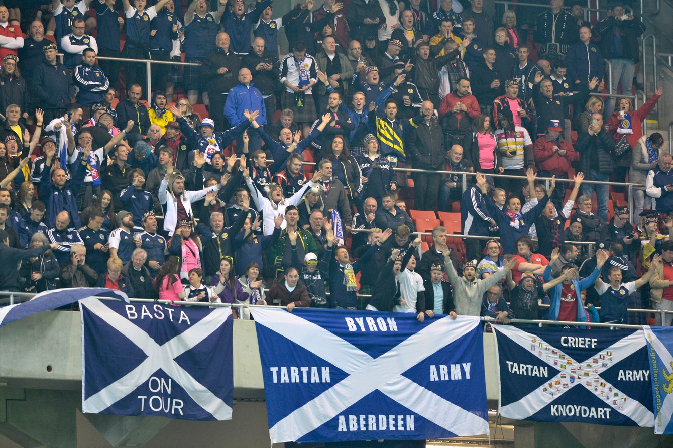 Škótski fanúšikovia na štadióne v Trnave. Okrem chorálov prišli na Slovensko aj s posolstvom a finančným darom.