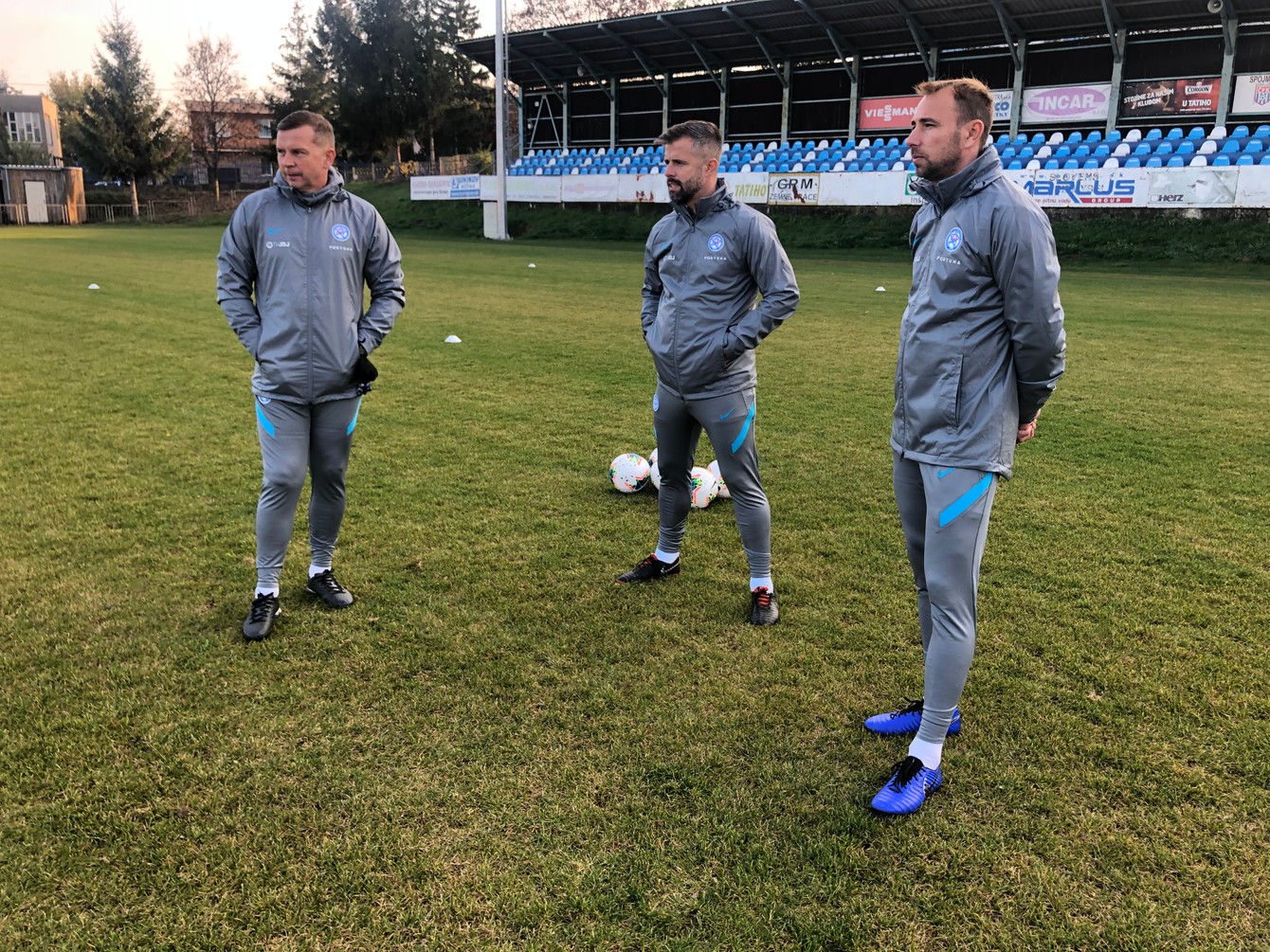 Zľava tréner dvadsaťjednotky Jaroslav Kentoš s asistentmi Tiborom Goljanom a Máriom Auxtom.