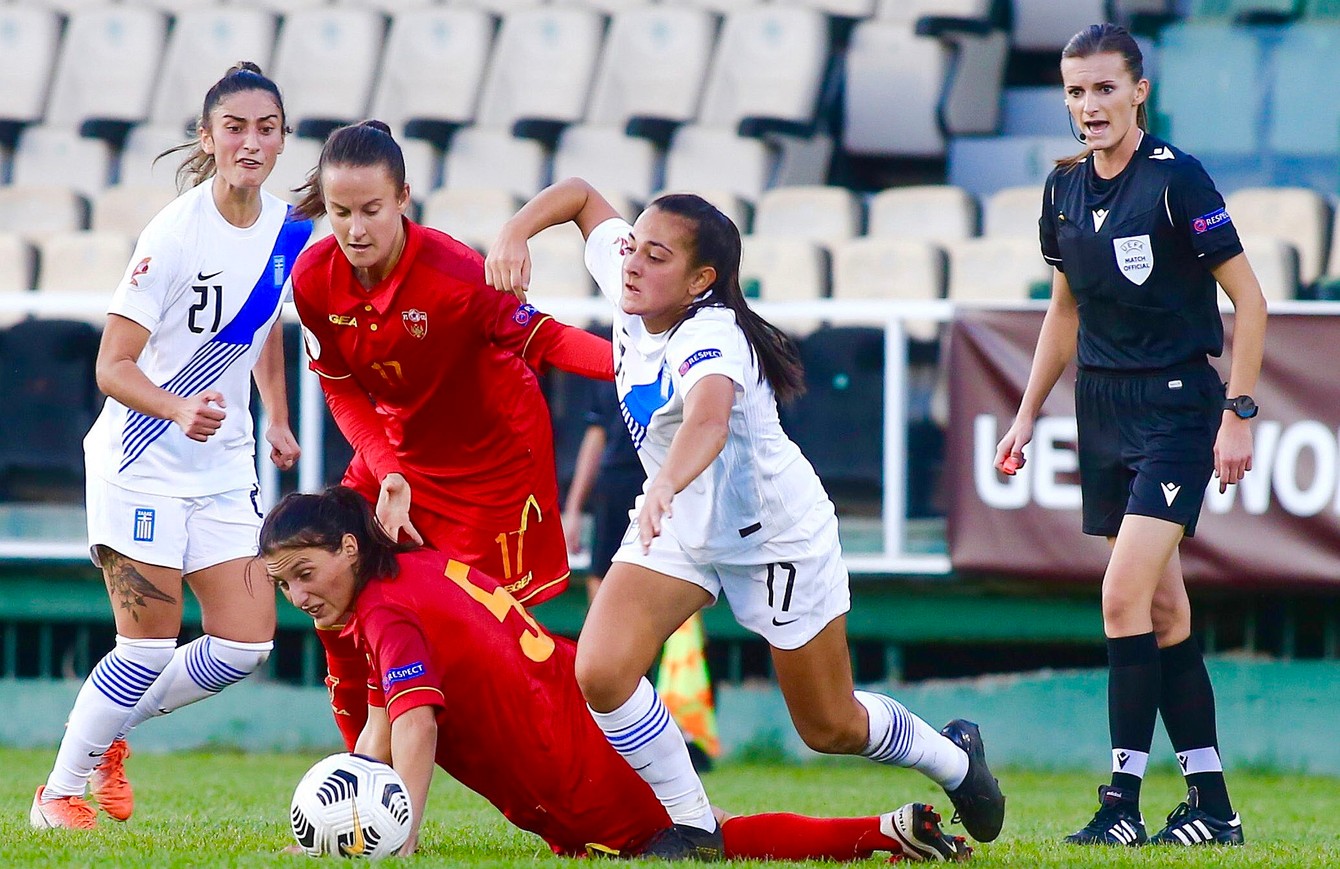 Miriama Matulová v akcii počas kvalifikačného zápasu žien o postup na Euro 2022 Grécko - Čierna Hora v Aténach.