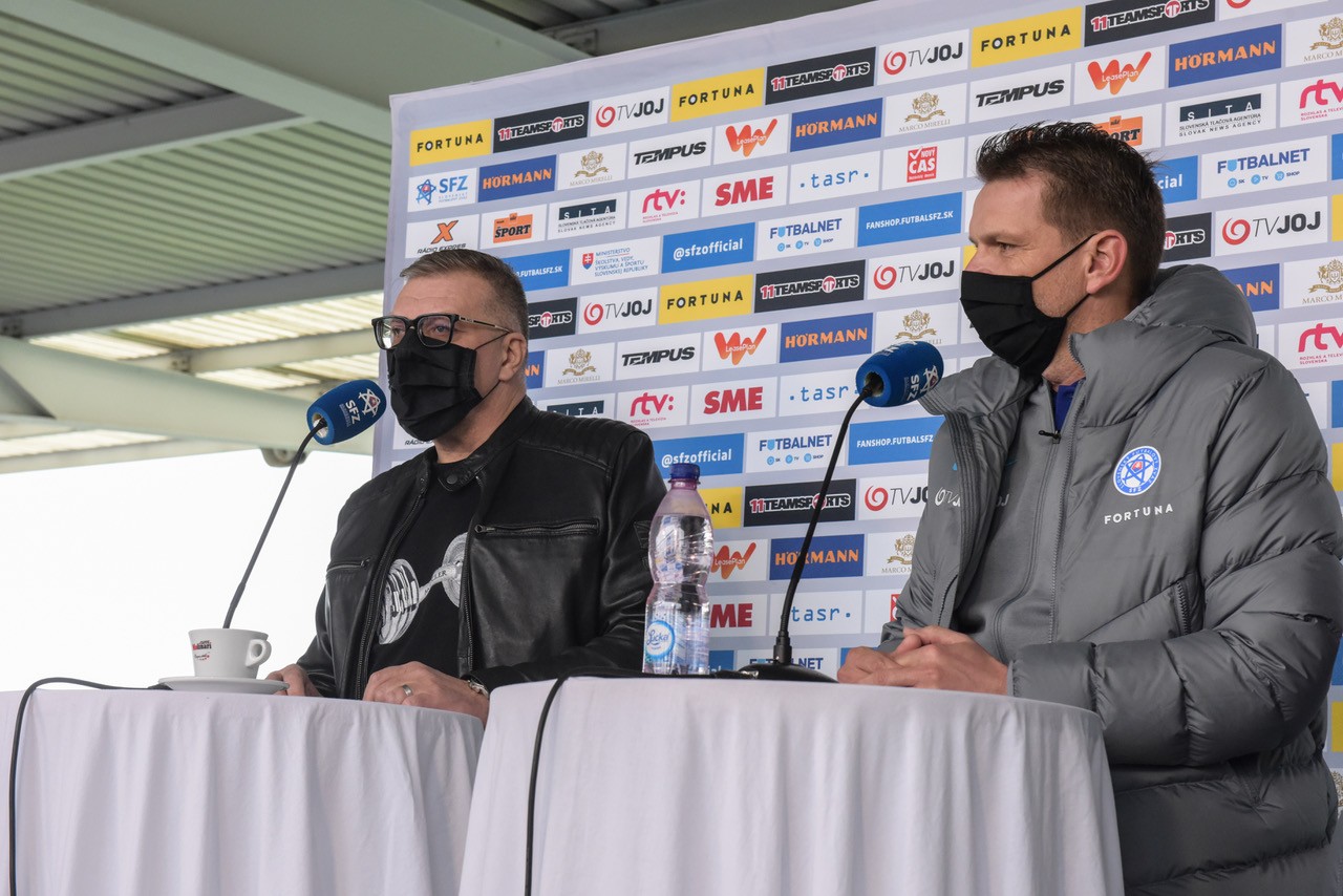 Vedľa seba prezident SFZ Ján Kováčik (vľavo) a reprezentačný tréner Štefan Tarkovič. Čoskoro svetlo sveta uzrie návrh na oficálne potvrdenie tejto spolupráce aj na ďalšie obdobie.  