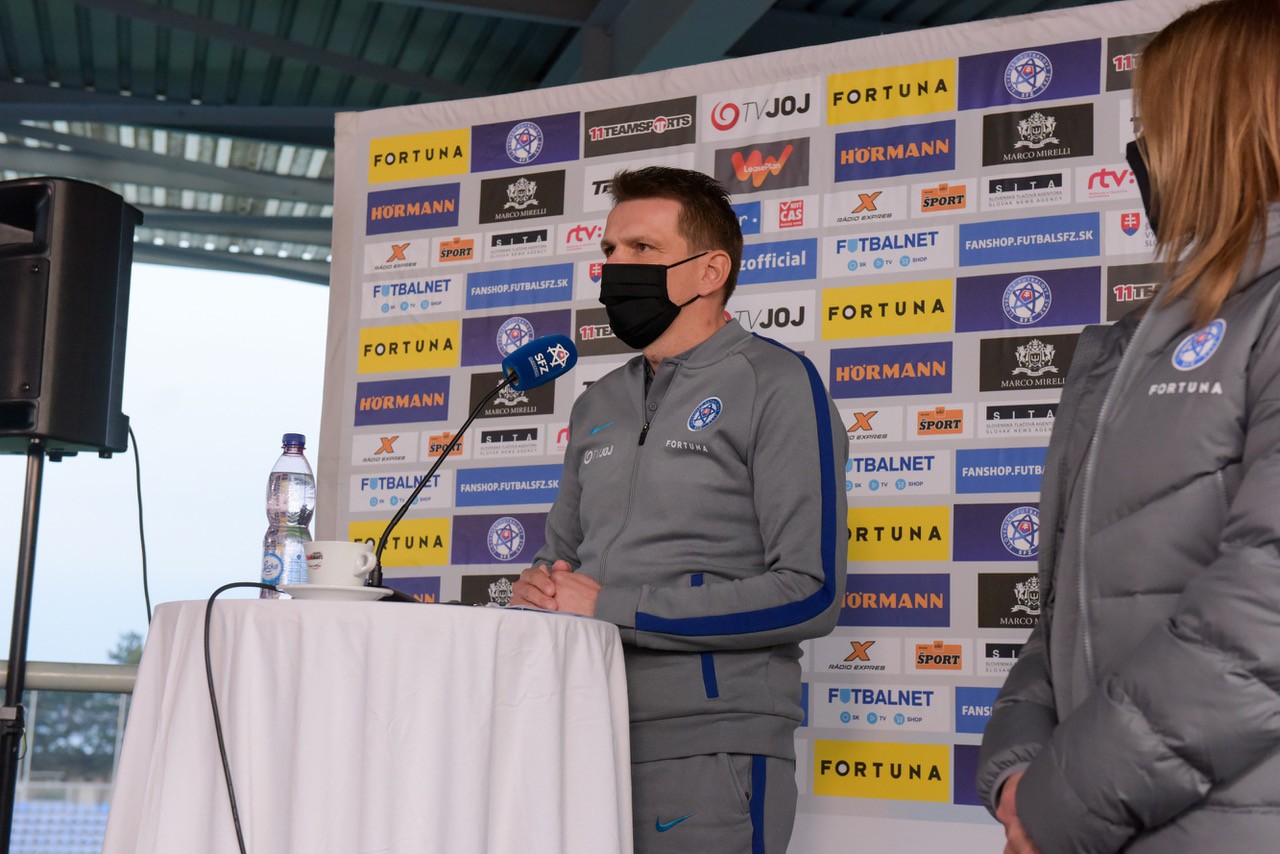 Reprezentačný tréner Štefan Tarkovič na tlačovke počas zrazu národného tímu odpovedá novinárom.