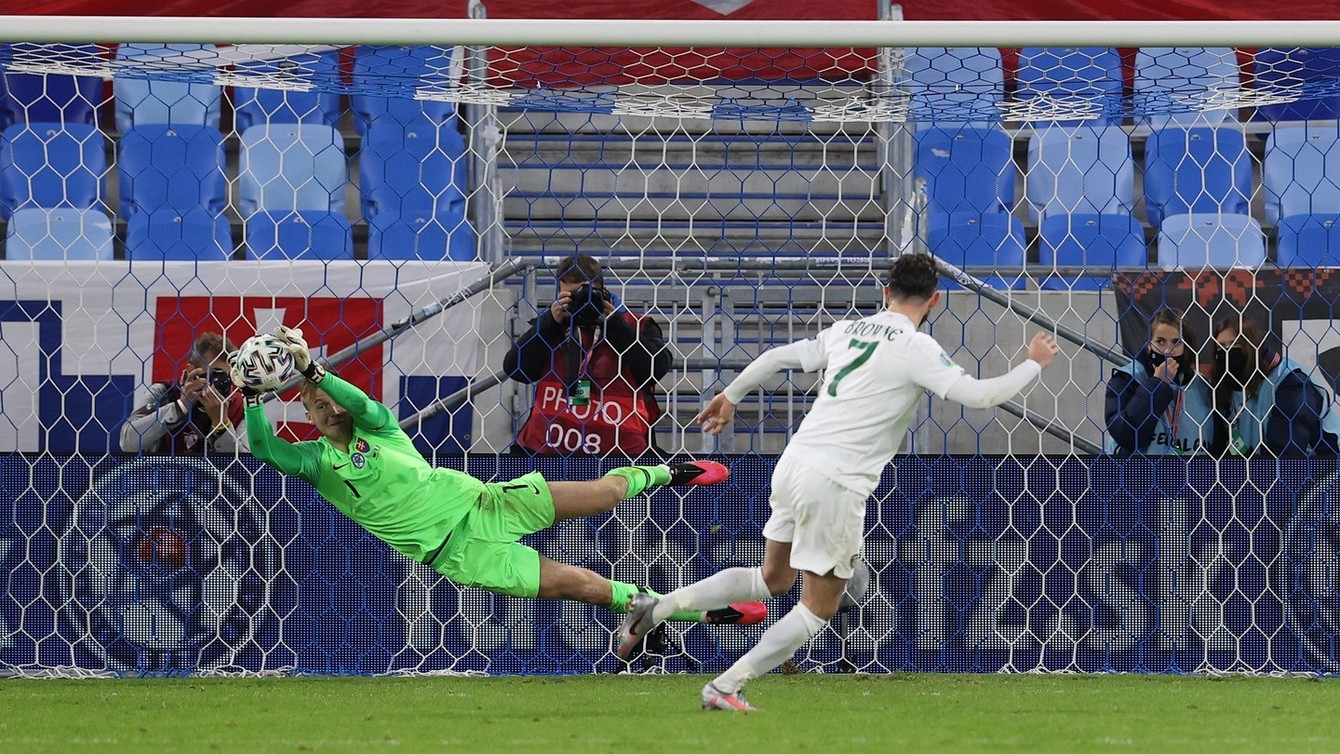Marek Rodák chytil penaltový pokus Íra Browna a posunul Slovensko do finále play-off o postup na Euro 2020.
