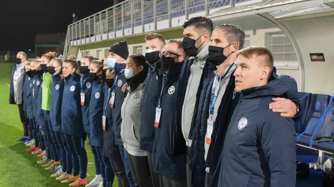 Pred zápasom pri slovenskej hymne celý realizačný tím a náhradníčky ako jeden človek - spolu.