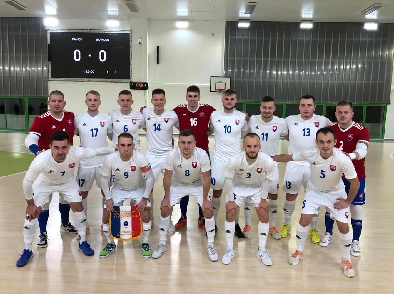 Slovenská futsalová reprezentácia pred prvým zápasom proti Francúzsku (0:5).