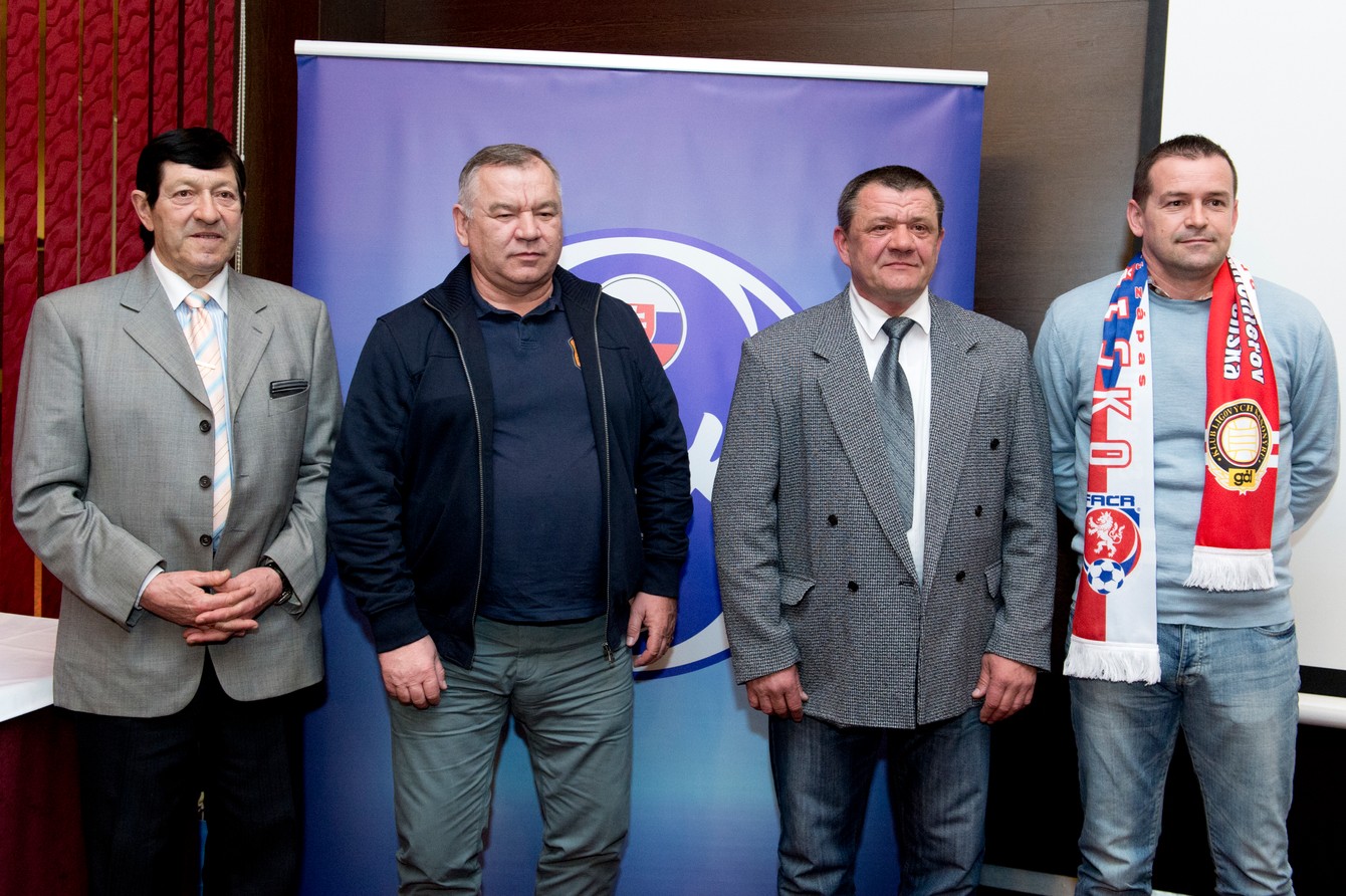 Štyria z elitnej spoločnosti špičkových futbalových bombardérov, zľava Ján Strausz, Peter Herda, Pavol Diňa, Róbert Semeník.