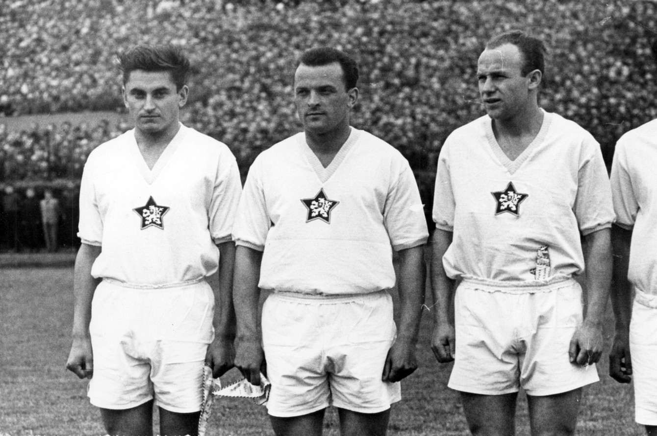 Pavol Molnár (vľavo) pred kvalifikačným zápasom o postup na MS 1958 ČSR - Wales (2:0) na Strahove. Po jeho ľavici spoluhráči Kazimír Gajdoš a Tadeáš Kraus. Praha, 26. mája 1957.