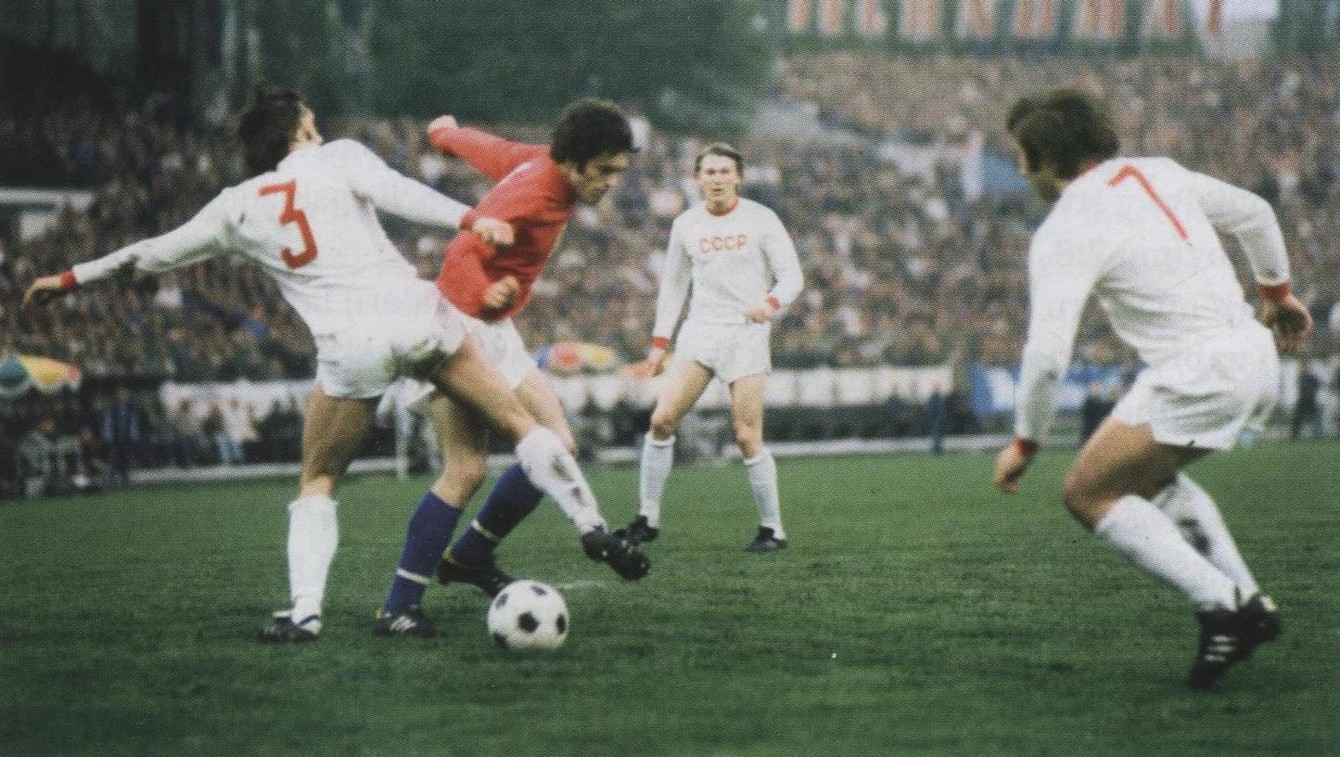 Marián Masný v súboji s Jevgenijom Lovčevom, prizerá sa Oleg Blochin. V prvom zápase štvrťfinále ME 1976 ČSSR – ZSSR, 24.apríla 1976 v Bratislave.