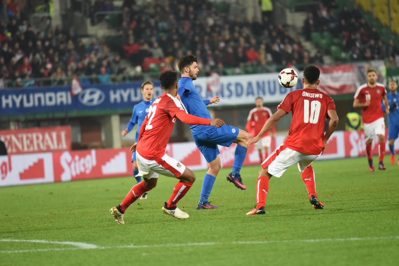 Michal Ďuriš v súboji s Valentinom Lazarom (č.22) a Karimom Onisiwom (č.10) počas prípravného zápasu Rakúsko - Slovensko 0:0, 15.11.2016.