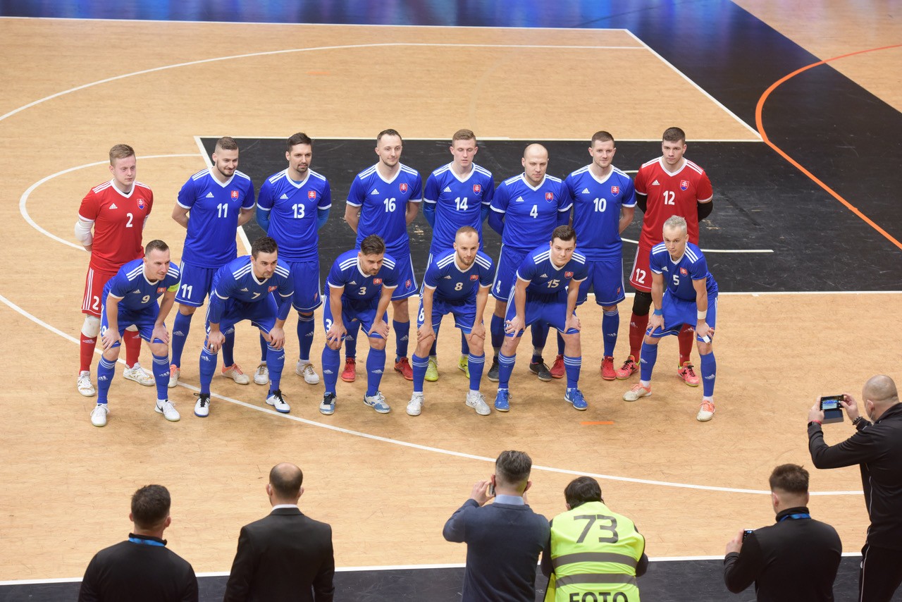 Futsalová reprezentácia SR krátko pred začiatkom kvalifikačného stretnutia s Gréckom.