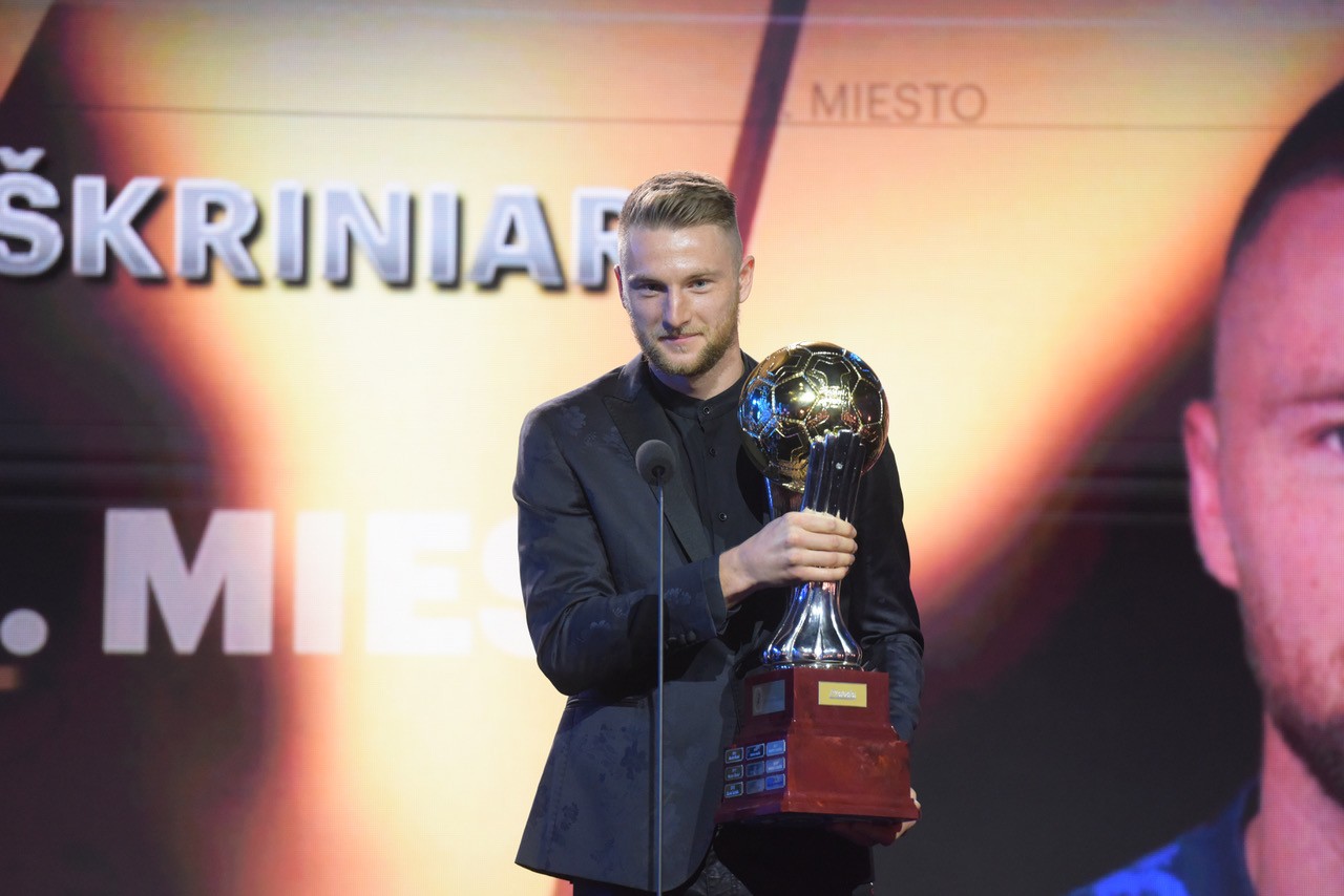 Už dvojnásobný víťaz ankety Futbalista roka Milan Škriniar, drží trofej za rok 2020.