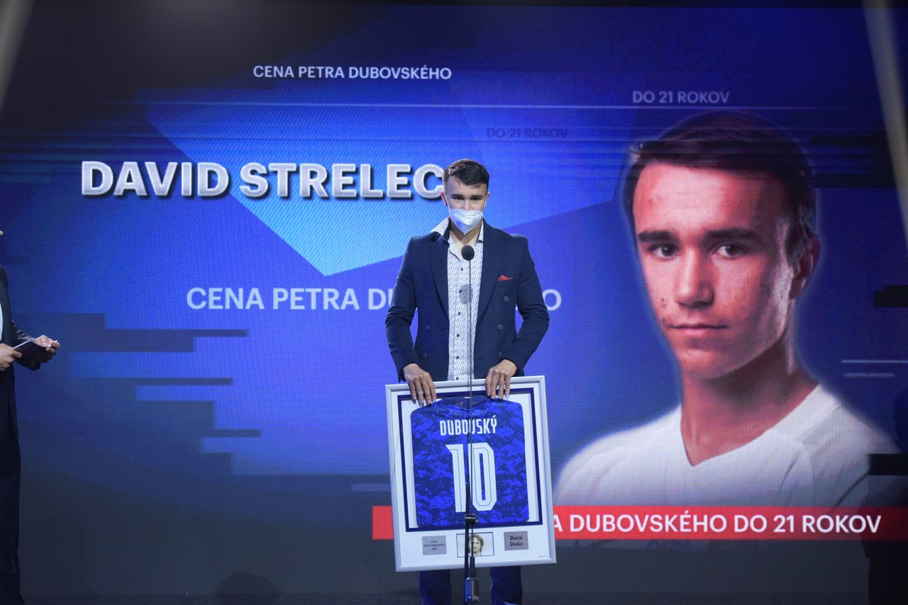 Cenu Petra Dubovského pre najlepšieho hráča do 21 rokov si prevzal David Strelec.
