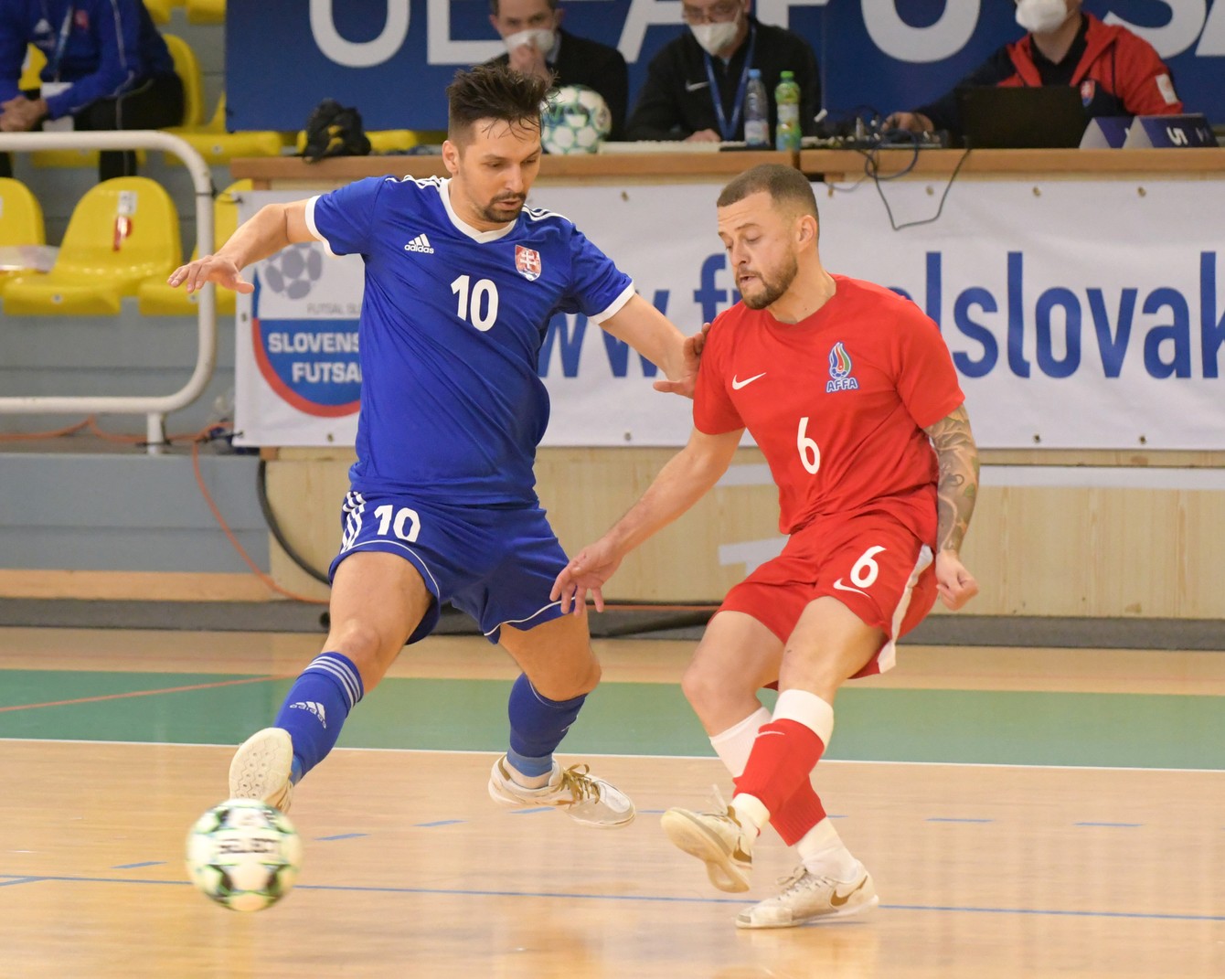 Zľava Martin Doša (Slovensko) a Eduardo Mello Borges (Azerbajdžan) v zápase 3. kvalifikačnej skupiny na ME 2022 vo futsale mužov Slovensko - Azerbajdžan 8. apríla 2021 v Leviciach.