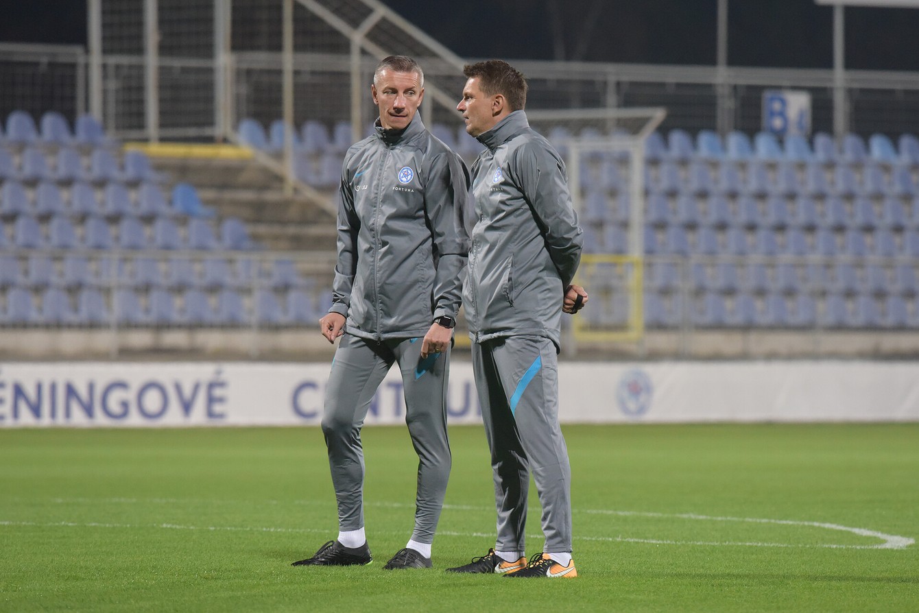 Tréner reprezentačného áčka Štefan Tarkovič (vpravo) a jeho asistent Marek Mintál. Spolupráca pokračuje.