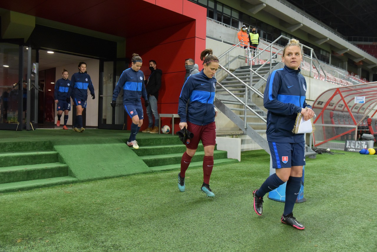 Kapitánka Dominika Škorvánková privádza tím na medzištátny zápas, za ňou Mária Korenčiová a Alexandra Bíróová.