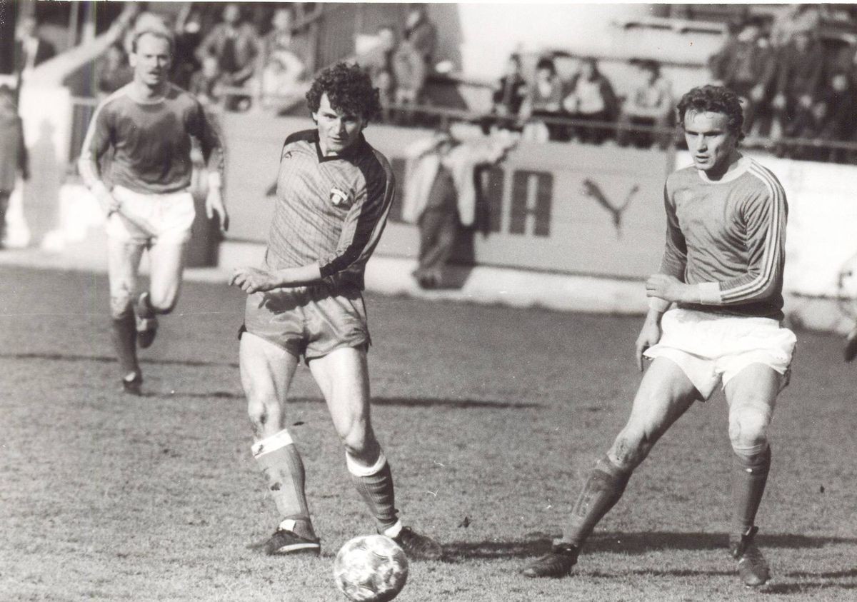 Snímka z 28. mája 1988, Miroslav Labun (vpravo) v súboji s Trnavčanom Igorom Klejchom, v zápase 27. kola 1987/88 Spartak Trnava – Tatran Prešov (2:0).