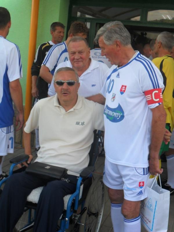 Miroslav Labun (vľavo) a Jozef Adamec v drese Internacionálov SR počas benefičného zápasu.