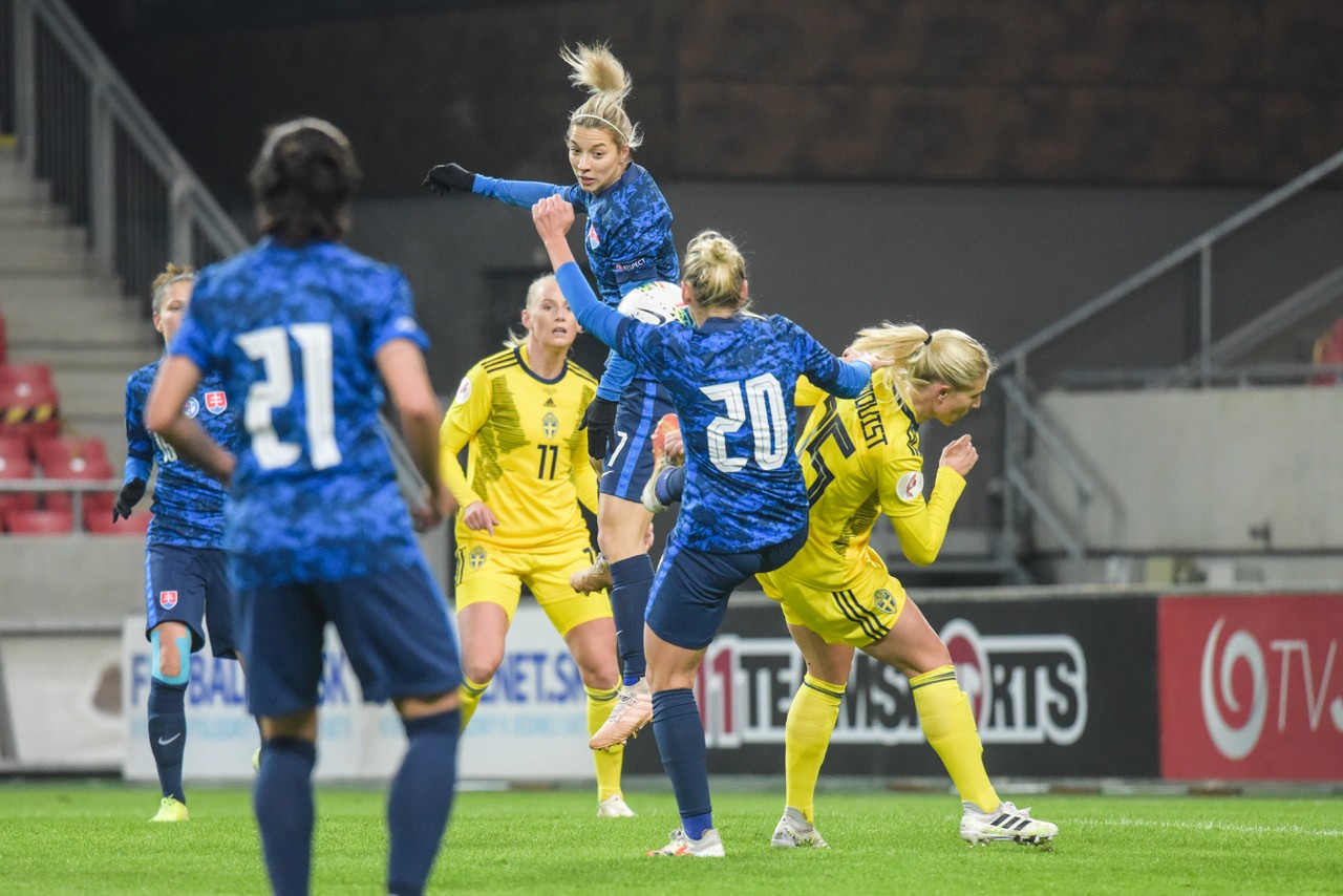 Naposledy hrali Slovenky so Švédkami 1. decembra 2020 v Trnave v poslednom zápase kvalifikácie ME 2021. V septembri sa tieto tímy stretnú v prvom zápase kvalifikácie MS 2023 opäť na slovenskej pôde.
