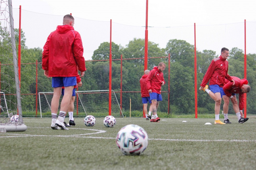 Tréning hráčov MFK Dukla Banská Bystrica pred úvodným zápasom baráže.