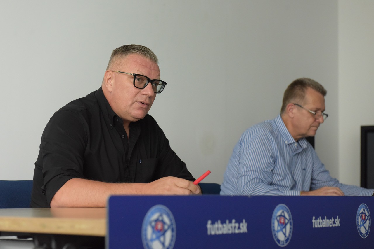 Prezident SFZ Ján Kováčik (vľavo) a predseda komisie pre riadenie II. ligy Miroslav Richtárik počas pracovného stretnutia pred začiatkom novej druholigovej sezóny.