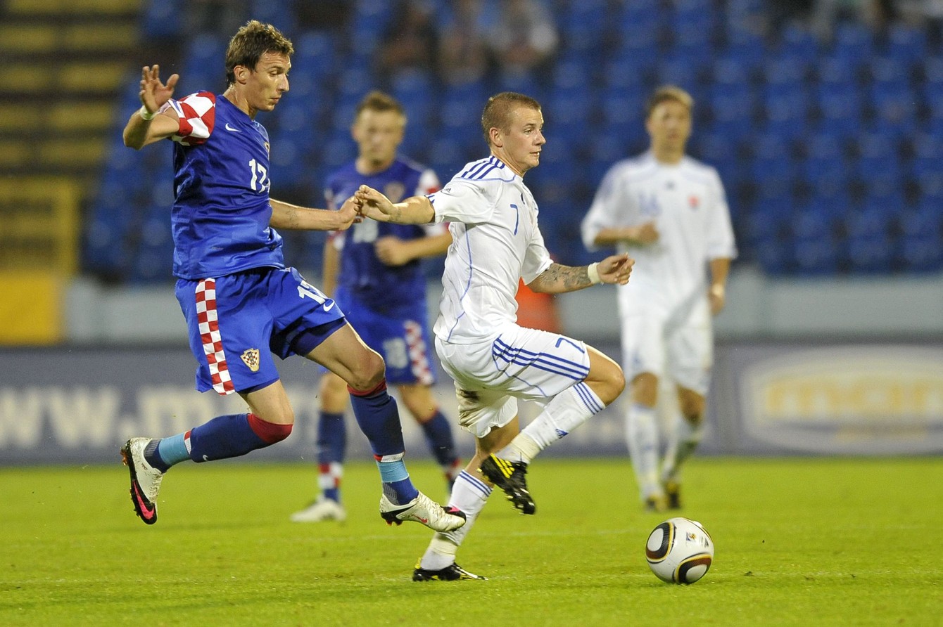 Mario Mandžukič a Vladimír Weiss ml. v prípravnom zápase Slovensko – Chorvátsko 1:1 (11.08.2010 v Bratislave).