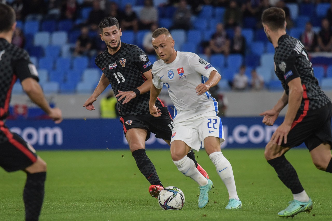Stanislav Lobotka a Antonio Čolak v kvalifikačnom zápase o postup na MS 2022 Slovensko – Chorvátsko 0:1 (04.09.2021 v Bratislave).