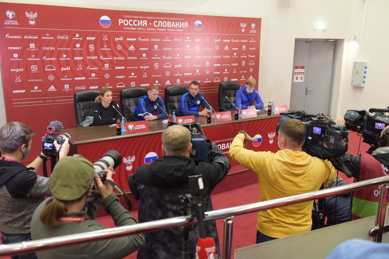 O predzápasové myšlienky trénera Štefana Tarkoviča a stredopoliara Ondreja Dudu bol v Kazani veľký záujem médií.