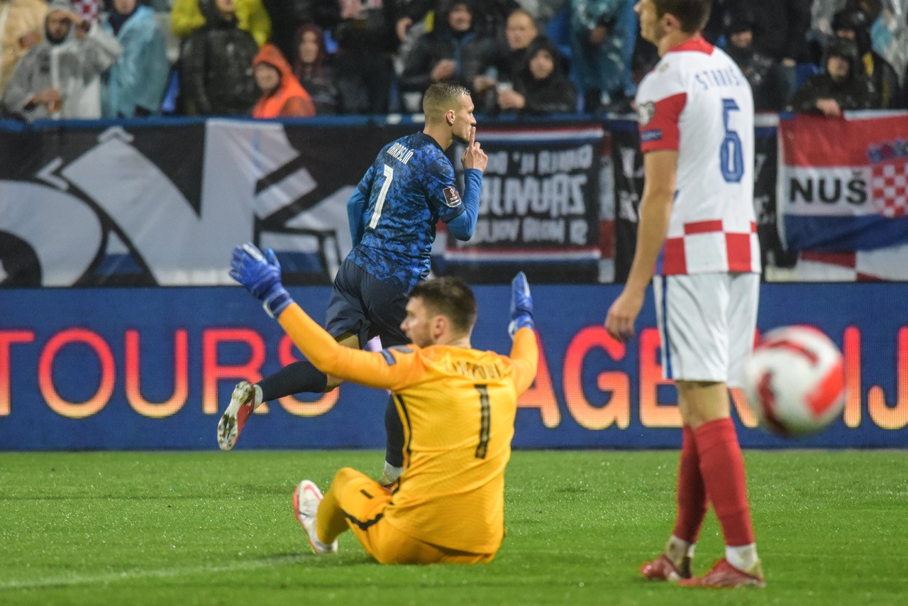 Lukáš Haraslín gestom oslavuje svoj gól, brankár Livakovič ani obranca Stanisič s tým už nič nenarobia.