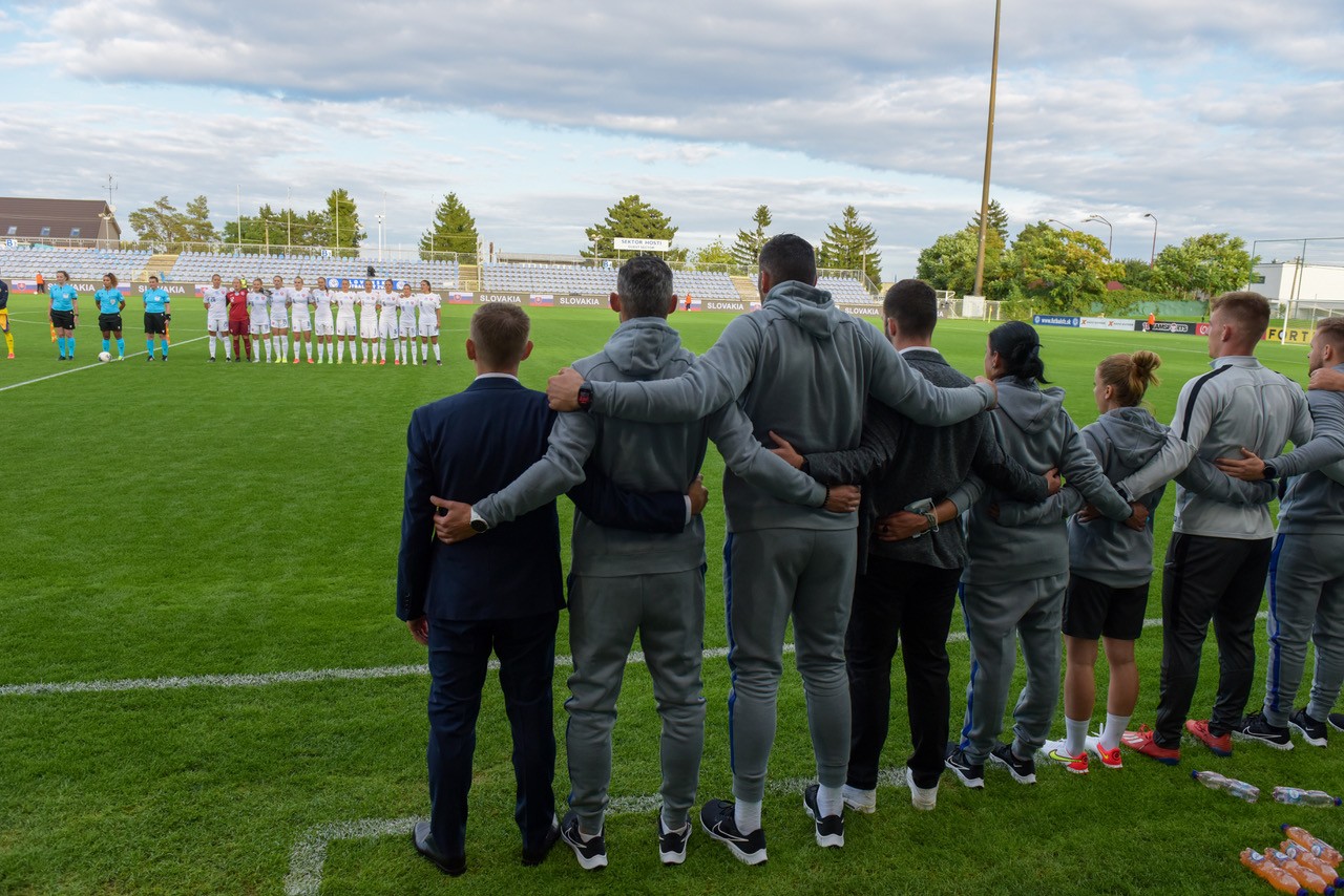 Súdržný slovenský reprezentačný tím žien, úplne vľavo tréner Peter Kopúň. 