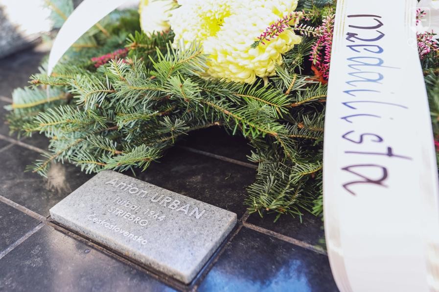 Strieborná pamätná tabuľka, odhalená na počesť a večnú spomienku na Antona Urbana na Národnom cintoríne v Martine.