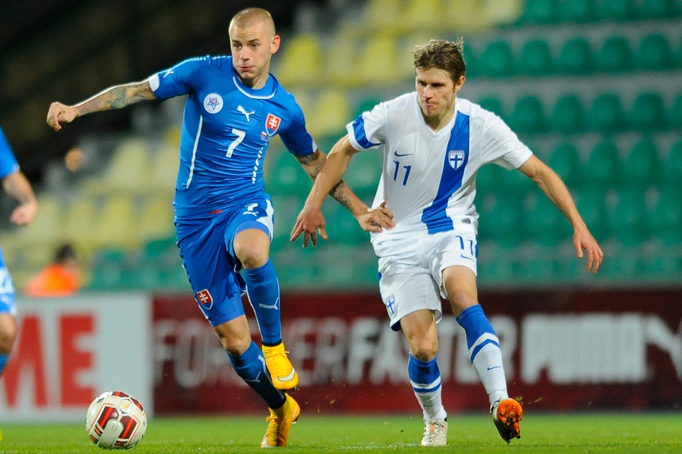 Vladimír Weiss ml. (vľavo) a Riku Riski v prípravnom zápase Slovensko - Fínsko 2:1 (Žilina, 18. novembra 2014).