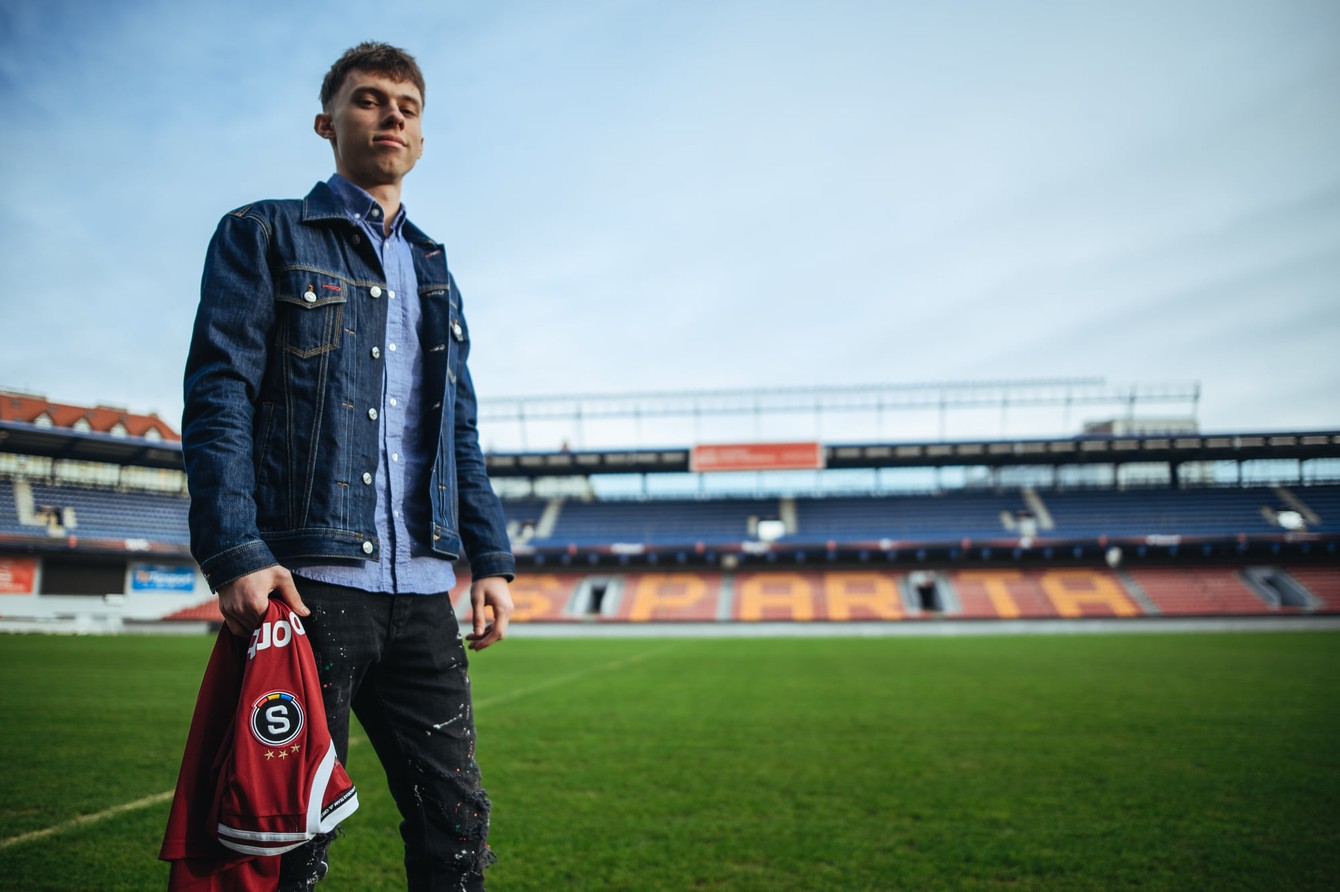 Slovenský reprezentant do 21 rokov Adam Goljan spojil futbalovú budúcnosť so Spartou Praha.