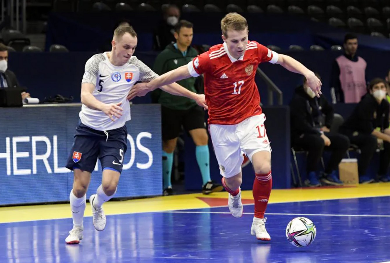 Gabriel Rick v súboji so Sokolovom v zápase Rusko - Slovensko 7:1 na ME 2022 v Amstredame.