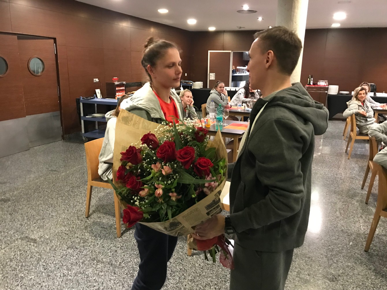 Reprezentačný tréner Peter Kopúň odovzdal Diane Bartovičovej kyticu k stému štartu za národný tím v hoteli Thalasia