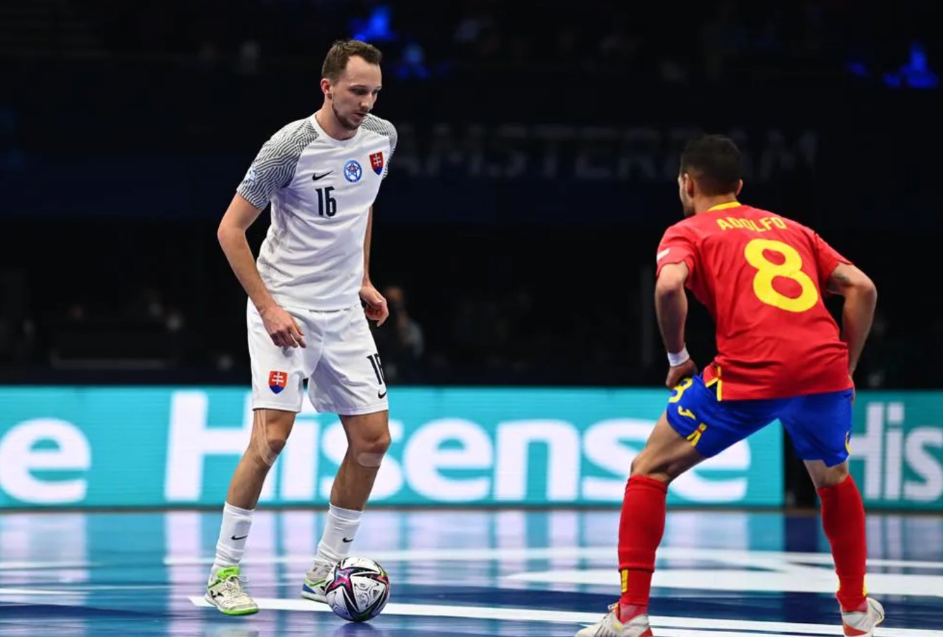 Tomáš Drahovský (vľavo) v súboji s Adolfom vo štvrťfinále ME 2022 Španielsko - Slovensko (5:1).
