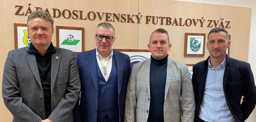 V Nitre rokovali zľava viceprezident SFZ Ivan Kozák, prezident SFZ Ján Kováčik, predseda ZsFZ Peter Kováč a vedúci sekretár ZsFZ Ľuboš Zábojník.