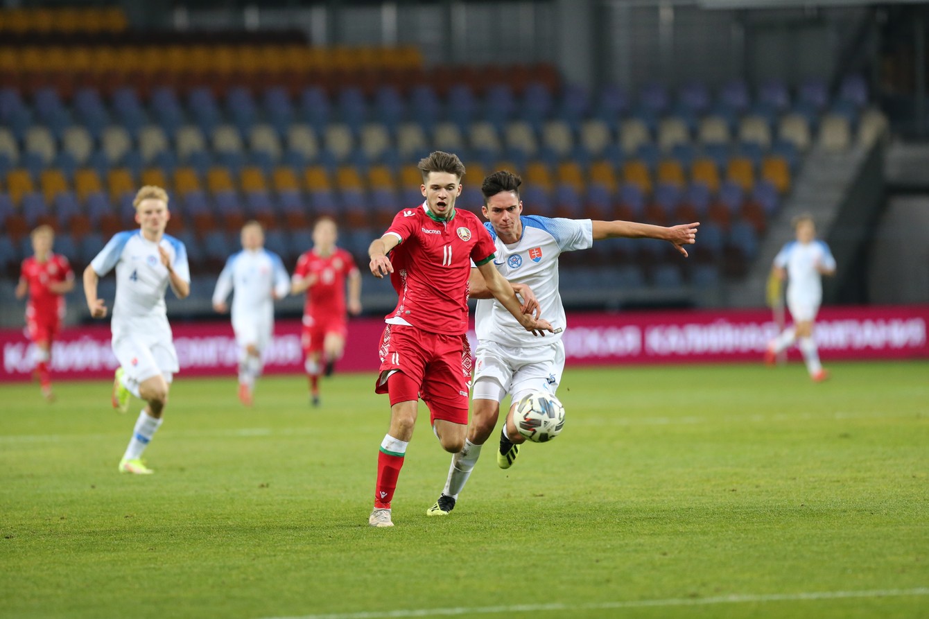 Martin Rýzek (v bielom) v zápase 1. kola kvalifikácie proti Bielorusku.