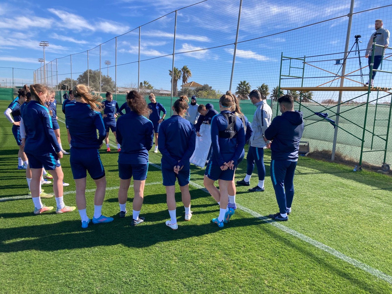 Počas prvého tréningu v areáli Pinatar Areny hráčky počúvajú trénera Kopúňa.