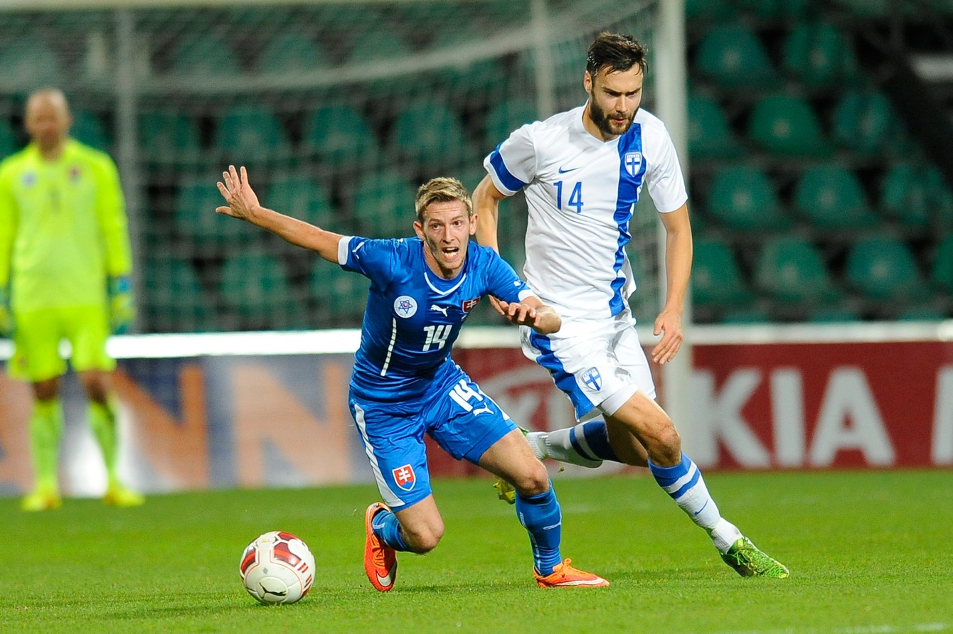 Patrik Hrošovský (vľavo) pri reprezentačnej premiére v prípravnom zápase Slovensko - Fínsko 2:1. Sleduje ho fínsky obranca Tim Sparv (18. novembra 2014 v Žiline).

