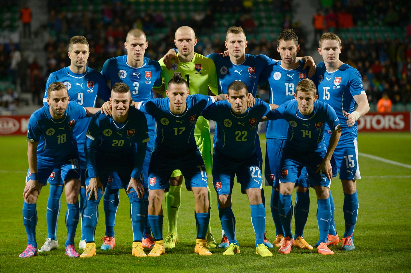 Horný rad zľava: Stanislav Šesták , Martin Škrtel, brankár Ján Mucha, Ján Ďurica, Filip Hološko a Tomáš Hubočan. Dolný rad: Dušan Švento, Róbert Mak, Marek Hamšík, Viktor Pečovský a Patrik Hrošovský pred zápasom Slovensko - Fínsko 2:1 (18. novembra 2014 v Žiline).


