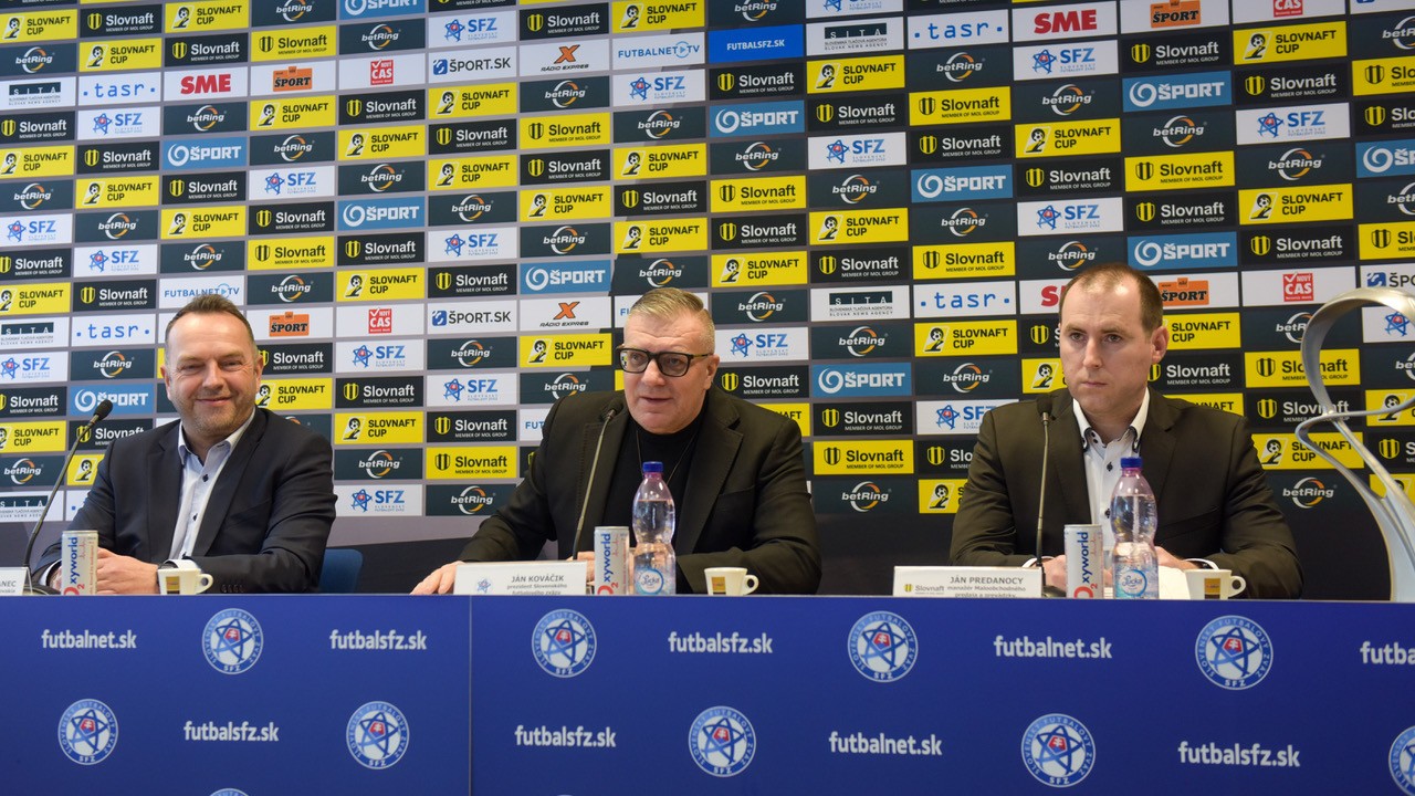 Zľava CEO spoločnosti SZRT Slovakia, ktorá prevádzkuje športové stávky na betRing.sk Miroslav Baranec, prezident SFZ Ján Kováčik a manažér Maloobchodného predaja a prevádzky, SLOVNAFT, a.s. Ján Predanocy počas tlačovej konferencie k novinkám v SLOVNAFT CUPE.