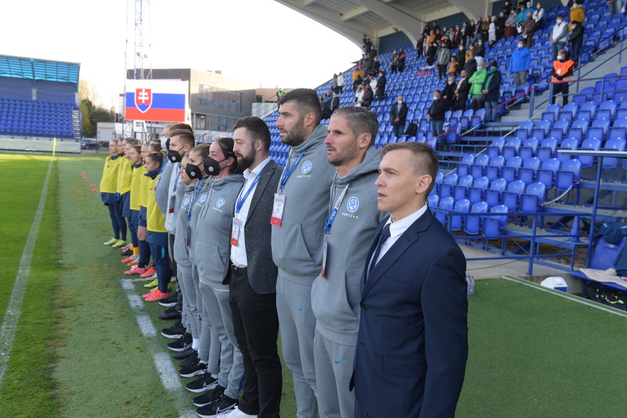 Tréner ženskej reprezentácie Peter Kopúň (prvý sprava) s realizačným tímom a náhradníčkami pred zápasom.
