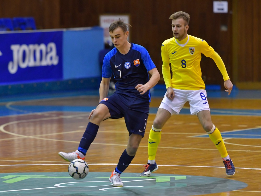 Adam Vrábel (č.7), v zápase s Rumunskom 0:4 (18. marca 2022, Targu Mures).