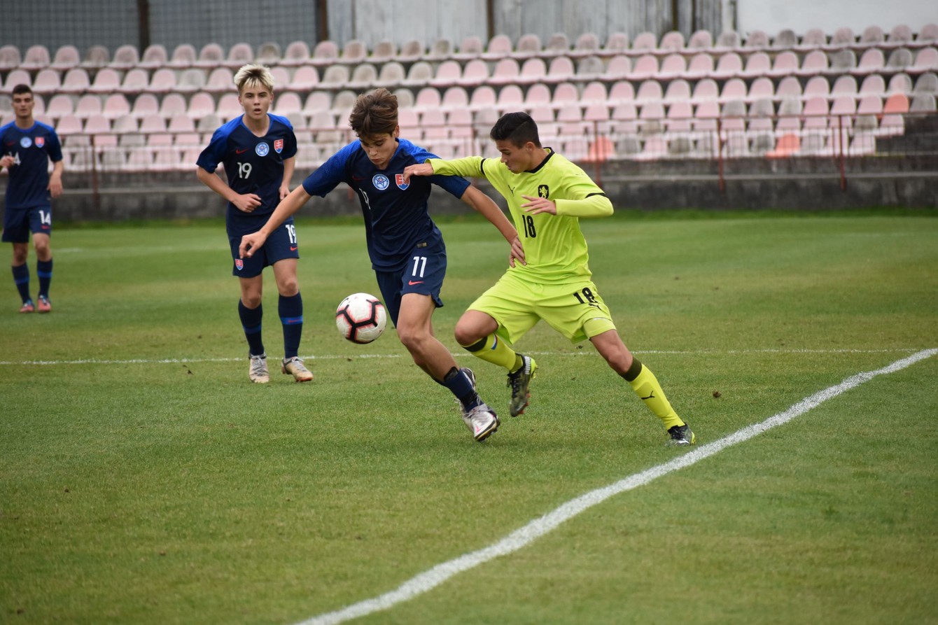 Samuel Noel Murár (č.11) v zápase šestnástok s Českom.